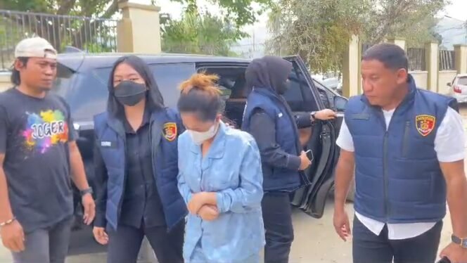 
 Seorang ibu rumah tangga inisial M alias L (31) ditangkap polisi diduga jadi pengedar sabu di Kolaka Timur. Foto: Istimewa