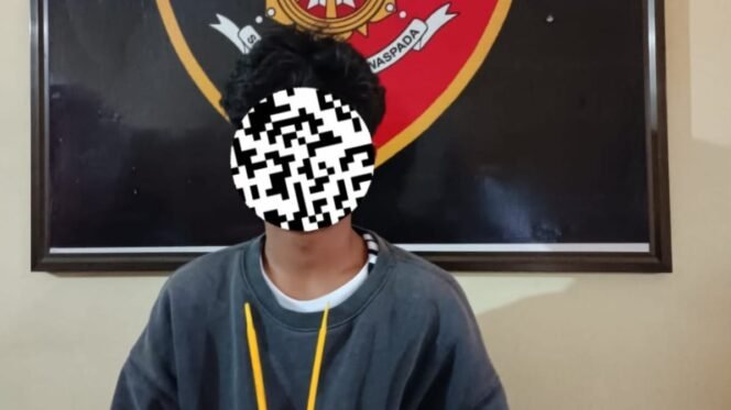 
 Pria inisial LAR alias R (20) ditangkap polisi setelah diduga aniaya warga di Pelabuhan Amolengo Konsel. Foto: Istimewa