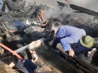 Tim Pemadam Damkarmat Kota Kendari saat memadamkan api yang membakar sebauh kapal ikan di Anggoeya Kendari. Foto: Istimewa