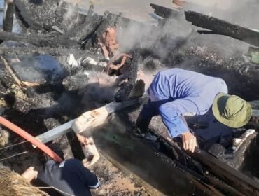 Tim Pemadam Damkarmat Kota Kendari saat memadamkan api yang membakar sebauh kapal ikan di Anggoeya Kendari. Foto: Istimewa