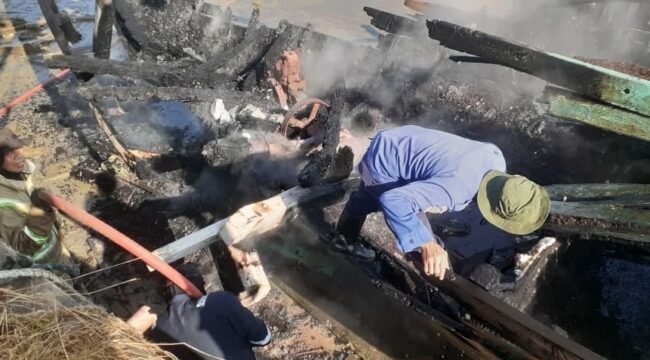Tim Pemadam Damkarmat Kota Kendari saat memadamkan api yang membakar sebauh kapal ikan di Anggoeya Kendari. Foto: Istimewa