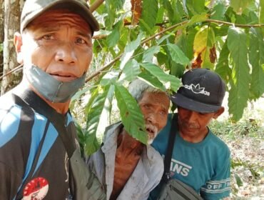 Lansia 80 tahun di Kolaka Timur bernama Tukidi (tengah) ditemukan dalam keadaan selamat setelah hilang 6 hari di Kebun. Foto: Istimewa