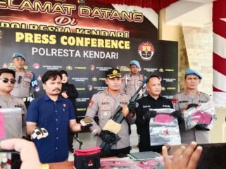 Kapolresta Kendari, Kombes Pol Safi'i Nafsikin (tengah) saat menunjukkan barang bukti sempi rakitan di Mapolresta Kendari, Selasa (29/9/2026). Foto: Penafaktual.com