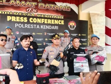Kapolresta Kendari, Kombes Pol Safi'i Nafsikin (tengah) saat menunjukkan barang bukti sempi rakitan di Mapolresta Kendari, Selasa (29/9/2026). Foto: Penafaktual.com
