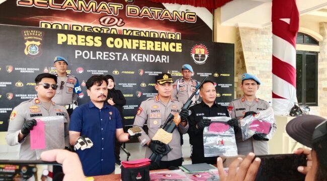 Kapolresta Kendari, Kombes Pol Safi'i Nafsikin (tengah) saat menunjukkan barang bukti sempi rakitan di Mapolresta Kendari, Selasa (29/9/2026). Foto: Penafaktual.com