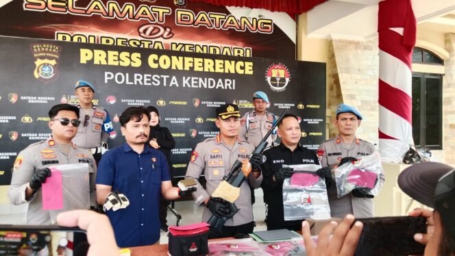 
 Kapolresta Kendari, Kombes Pol Safi'i Nafsikin (tengah) saat menunjukkan barang bukti sempi rakitan di Mapolresta Kendari, Selasa (29/9/2026). Foto: Penafaktual.com