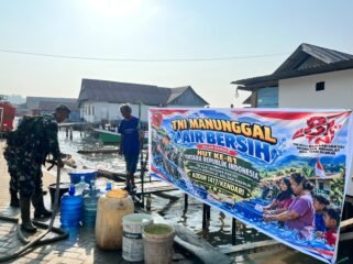 Komando Distrik Militer (Kodim) 1417/Kendari melaksanakan kegiatan TNI Manunggal Air bersih bagi masyarakat di momen HUT TNI ke-81. Foto: Istimewa