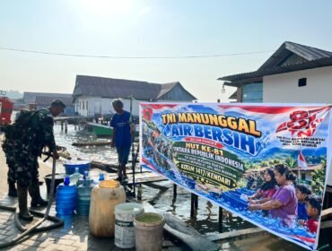 Komando Distrik Militer (Kodim) 1417/Kendari melaksanakan kegiatan TNI Manunggal Air bersih bagi masyarakat di momen HUT TNI ke-81. Foto: Istimewa