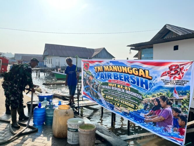 
 Komando Distrik Militer (Kodim) 1417/Kendari melaksanakan kegiatan TNI Manunggal Air bersih bagi masyarakat di momen HUT TNI ke-81. Foto: Istimewa