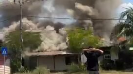 Tampak asam hitam membumbung ke udara  yang timbul akibat kebakaran rumah milik warga di Kelurahan Kasupute Kecamatan Wawotobi Kabupaten Konawe. Foto: Istimewa