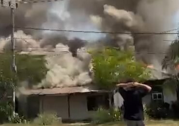 Tampak asam hitam membumbung ke udara yang timbul akibat kebakaran rumah milik warga di Kelurahan Kasupute Kecamatan Wawotobi Kabupaten Konawe. Foto: Istimewa