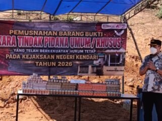 Kepala Kejaksaan Negeri Kota Kendari Azi Tyawhardana saat menyampaikan sambutan dalam pelaksanaan pemusnahan barang bukti rokok ilegal di TPA Puuwatu. Foto: Istimewa