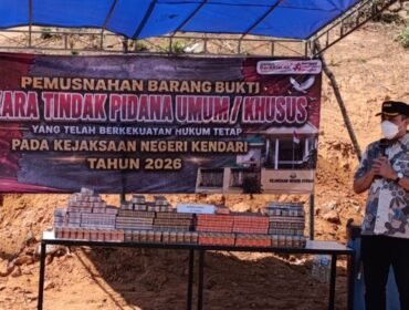 Kepala Kejaksaan Negeri Kota Kendari Azi Tyawhardana saat menyampaikan sambutan dalam pelaksanaan pemusnahan barang bukti rokok ilegal di TPA Puuwatu. Foto: Istimewa