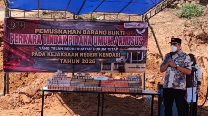 
 Kepala Kejaksaan Negeri Kota Kendari Azi Tyawhardana saat menyampaikan sambutan dalam pelaksanaan pemusnahan barang bukti rokok ilegal di TPA Puuwatu. Foto: Istimewa