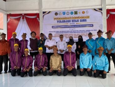 Tim Dosen PKM FKIP Unkhair berpose bersama anak binaan LKPA Kelas II Ternate usai pelatihan musik tradisional. Foto: Istimewa
