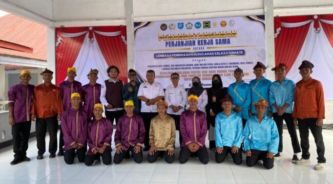 Tim Dosen PKM FKIP Unkhair berpose bersama anak binaan LKPA Kelas II Ternate usai pelatihan musik tradisional. Foto: Istimewa
