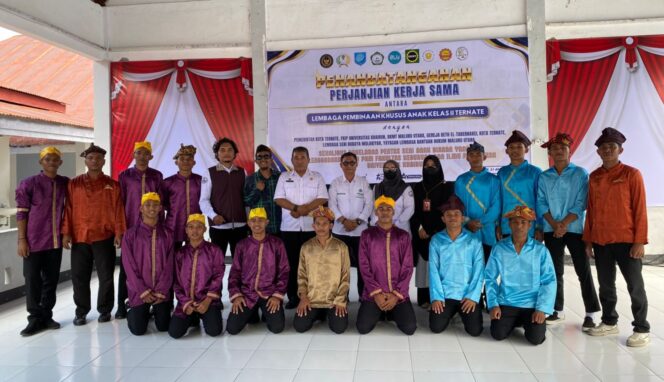 
 Tim Dosen PKM FKIP Unkhair berpose bersama anak binaan LKPA Kelas II Ternate usai pelatihan musik tradisional. Foto: Istimewa
