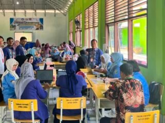 Guru-guru SMAN 8 Konawe Selatan sedang mengikuti Bimtek Literasi Numerasi yang digelar di aula SMAN 8 Konsel. Foto: Istimewa