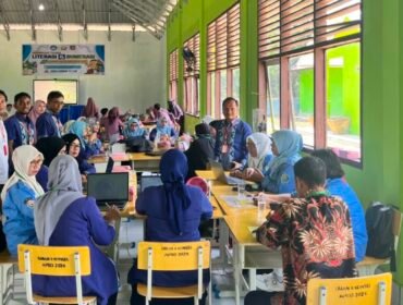 Guru-guru SMAN 8 Konawe Selatan sedang mengikuti Bimtek Literasi Numerasi yang digelar di aula SMAN 8 Konsel. Foto: Istimewa

