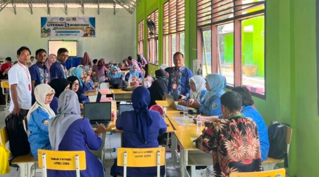 Guru-guru SMAN 8 Konawe Selatan sedang mengikuti Bimtek Literasi Numerasi yang digelar di aula SMAN 8 Konsel. Foto: Istimewa
