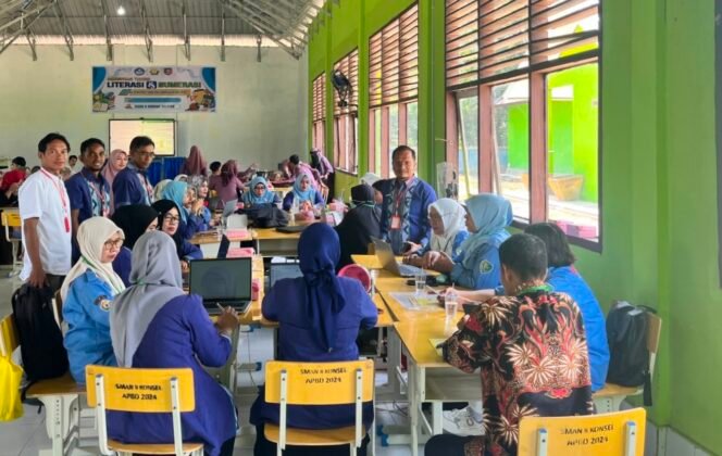 
 Guru-guru SMAN 8 Konawe Selatan sedang mengikuti Bimtek Literasi Numerasi yang digelar di aula SMAN 8 Konsel. Foto: Istimewa
