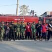 Sinergi TNI, Polri Damkar dan masyarakat berhasil memadamkan kebakaran lahan di Nanga-Nanga Kendari. Foto: Istimewa