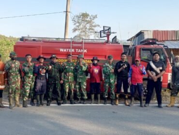 Sinergi TNI, Polri Damkar dan masyarakat berhasil memadamkan kebakaran lahan di Nanga-Nanga Kendari. Foto: Istimewa