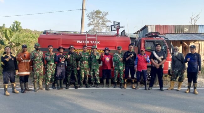 Sinergi TNI, Polri Damkar dan masyarakat berhasil memadamkan kebakaran lahan di Nanga-Nanga Kendari. Foto: Istimewa