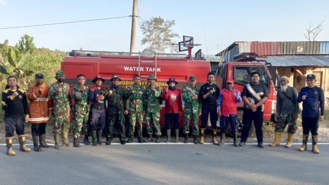 
 Sinergi TNI, Polri Damkar dan masyarakat berhasil memadamkan kebakaran lahan di Nanga-Nanga Kendari. Foto: Istimewa