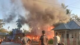 Dua unit rumah warga di Desa Wakontu, Kecamatan Wadaga, Kabupaten Muna Barat terbakar. Foto: Istimewa