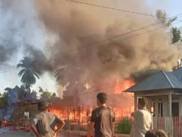 Dua unit rumah warga di Desa Wakontu, Kecamatan Wadaga, Kabupaten Muna Barat terbakar. Foto: Istimewa