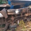 Mobil truk tangki pengangkut BBM terbalik usai tabrak rumah warga di Sampara Konawe. Foto: Istimewa