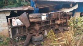 Mobil truk tangki pengangkut BBM terbalik usai tabrak rumah warga di Sampara Konawe. Foto: Istimewa