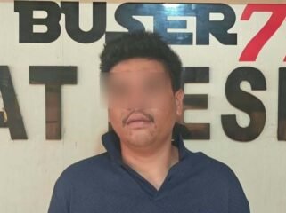 Oknum Sat Pol PP Sultra inisial ER (26) ditangkap polisi setelah diduga gadaikan motor rekannya untuk beli sabu dan judi online. Foto: Istimewa