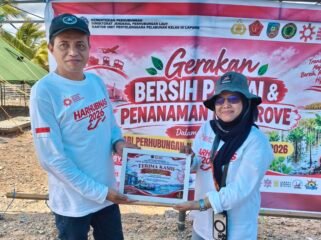 KTT PT GAP Umpakati saat menerima penghargaan dari Kepala KUPP Lapuko, Nurbaya. Foto: Penafaktual.com
