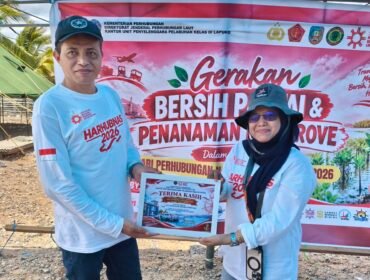 KTT PT GAP Umpakati saat menerima penghargaan dari Kepala KUPP Lapuko, Nurbaya. Foto: Penafaktual.com
