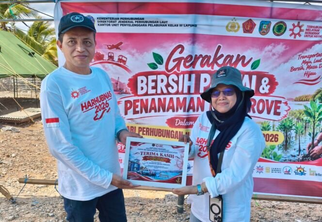 
 KTT PT GAP Umpakati saat menerima penghargaan dari Kepala KUPP Lapuko, Nurbaya. Foto: Penafaktual.com
