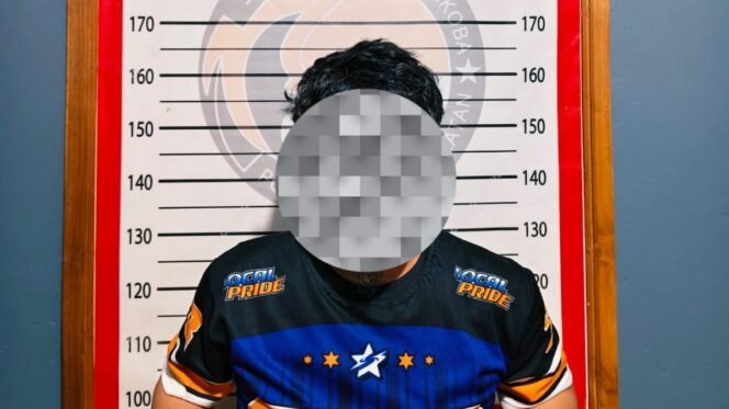 
 Pria inisial AS (45) ditangkap polisi diduga terlibat tindak pidana penyalahgunaan narkotika jenis sabu di Konawe Selatan. Foto: Istimewa