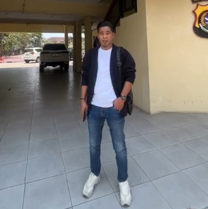 
 Wawan Kusnadi bertandang ke Ditreskrimsus Polda Sultra melaporkan akun Facebook Konsel Update dan LSM soal dugaan pelanggaran UU ITE. Foto: Istimewa