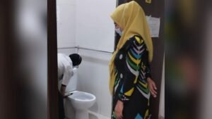 Kepala Instalasi Sanitasi RS Behteramas Kendari, Nonong S.KM, saat melakukan pengawasan terhadap petugas yang tengah membersihkan toilet rumah sakit. Foto: Istimewa