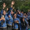 Sejumlah Calon Pegawai Negeri Sipil (CPNS) mengikuti pernyerahan SK pengakatan di halaman Kantor Gubernur Sultra, Kendari, Sulawesi Tenggara, Senin (16/6/2025). Sumber:  ANTARA FOTO/Andry Denisah