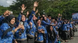 Sejumlah Calon Pegawai Negeri Sipil (CPNS) mengikuti pernyerahan SK pengakatan di halaman Kantor Gubernur Sultra, Kendari, Sulawesi Tenggara, Senin (16/6/2025). Sumber:  ANTARA FOTO/Andry Denisah