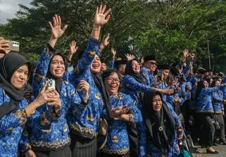Sejumlah Calon Pegawai Negeri Sipil (CPNS) mengikuti pernyerahan SK pengakatan di halaman Kantor Gubernur Sultra, Kendari, Sulawesi Tenggara, Senin (16/6/2025). Sumber:  ANTARA FOTO/Andry Denisah