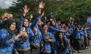 Sejumlah Calon Pegawai Negeri Sipil (CPNS) mengikuti pernyerahan SK pengakatan di halaman Kantor Gubernur Sultra, Kendari, Sulawesi Tenggara, Senin (16/6/2025). Sumber:  ANTARA FOTO/Andry Denisah