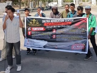 SAC menggelar aksi demonstrasi di depan Markas Kepolisian Daerah Sulawesi Tenggara. Foto: Istimewa