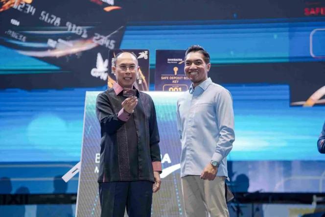 
 Gubernur Sultra, Andi Sumangerukka, (kiri)  dan Direktur Utama Bank Sultra, Andri Permana Diputra Abubakar. Foto: Istimewa