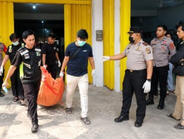 Petugas kepolisian saat mengevakuasi jenazah korban yang ditemukan tewas membusuk di Kendari. Foto: Istimewa