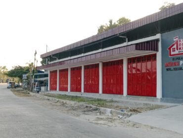 Gerai KDMP Kasilampe Kendari diduga melanggar Garis Sepadan Jalan (GSJ). Foto: Penafaktual.com