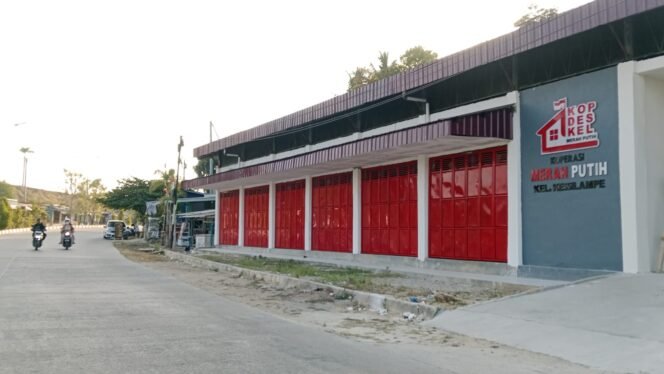 
 Gerai KDMP Kasilampe Kendari diduga melanggar Garis Sepadan Jalan (GSJ). Foto: Penafaktual.com