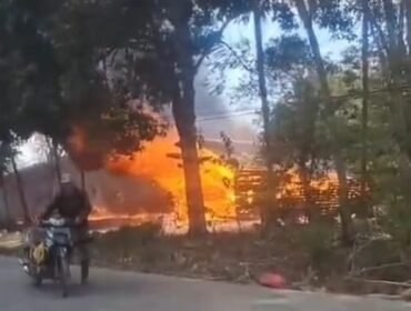 Kebakaran di Tinanggea Konsel menghanguskan rumah warga dan motor serta dokumen penting. Foto: Istimewa